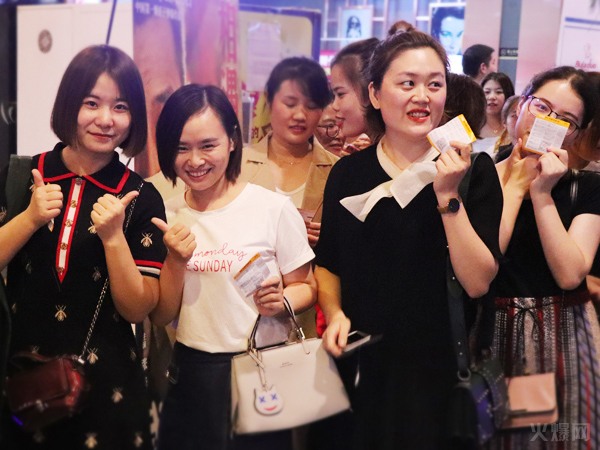 與愛同行,雙喜臨門!火爆網(wǎng)發(fā)放中秋禮品并包場邀請200名員工看電影! 與愛同行,雙喜臨門!火爆網(wǎng)發(fā)放中秋禮品并包場邀請200名員工看電影!