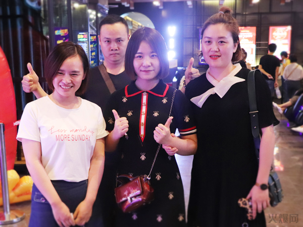 與愛同行,雙喜臨門!火爆網(wǎng)發(fā)放中秋禮品并包場邀請200名員工看電影! 與愛同行,雙喜臨門!火爆網(wǎng)發(fā)放中秋禮品并包場邀請200名員工看電影!