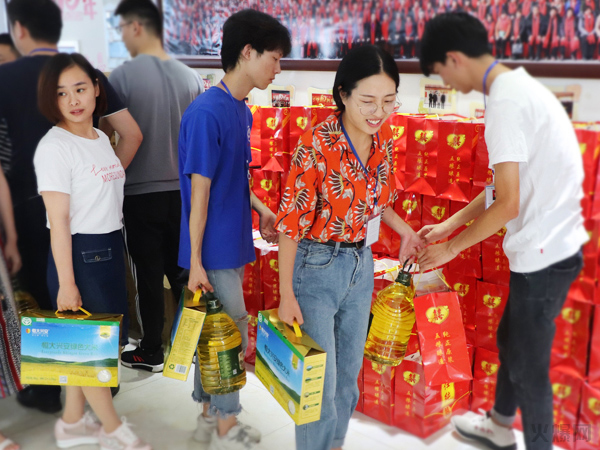 與愛同行,雙喜臨門!火爆網(wǎng)發(fā)放中秋禮品并包場邀請200名員工看電影! 與愛同行,雙喜臨門!火爆網(wǎng)發(fā)放中秋禮品并包場邀請200名員工看電影!