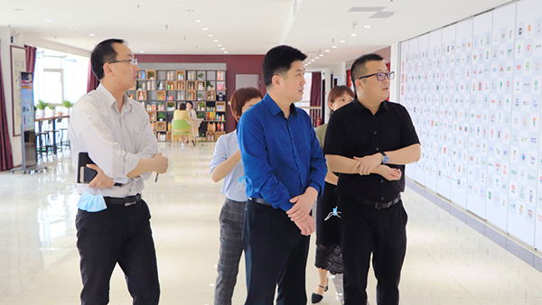 熱烈歡迎石佛園區(qū)運(yùn)營(yíng)中心魏主任一行蒞臨火爆網(wǎng)參觀指導(dǎo)! 熱烈歡迎石佛園區(qū)運(yùn)營(yíng)中心魏主任一行蒞臨火爆網(wǎng)參觀指導(dǎo)!