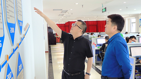 熱烈歡迎石佛園區(qū)運(yùn)營(yíng)中心魏主任一行蒞臨火爆網(wǎng)參觀指導(dǎo)! 熱烈歡迎石佛園區(qū)運(yùn)營(yíng)中心魏主任一行蒞臨火爆網(wǎng)參觀指導(dǎo)!