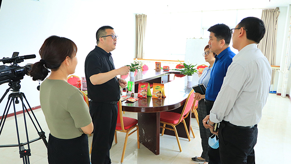 熱烈歡迎石佛園區(qū)運(yùn)營(yíng)中心魏主任一行蒞臨火爆網(wǎng)參觀指導(dǎo)! 熱烈歡迎石佛園區(qū)運(yùn)營(yíng)中心魏主任一行蒞臨火爆網(wǎng)參觀指導(dǎo)!