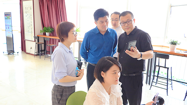 熱烈歡迎石佛園區(qū)運(yùn)營(yíng)中心魏主任一行蒞臨火爆網(wǎng)參觀指導(dǎo)! 熱烈歡迎石佛園區(qū)運(yùn)營(yíng)中心魏主任一行蒞臨火爆網(wǎng)參觀指導(dǎo)!